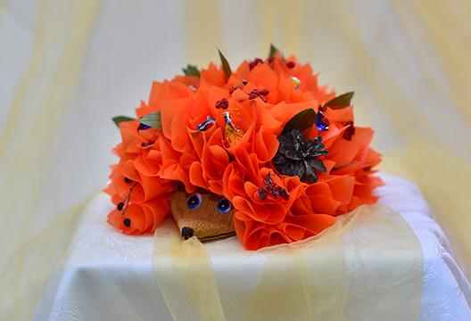 Композиция из конфет в виде ёжика