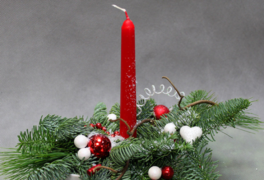 Новогодняя композиция из еловых веток «Красный островок»